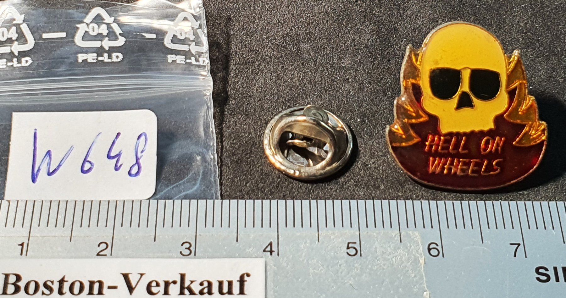 Figuren: W648 - Pin Totenkopf  Hell on Wheels – Gebraucht aus Reinach BL von Boston-Verkauf 1