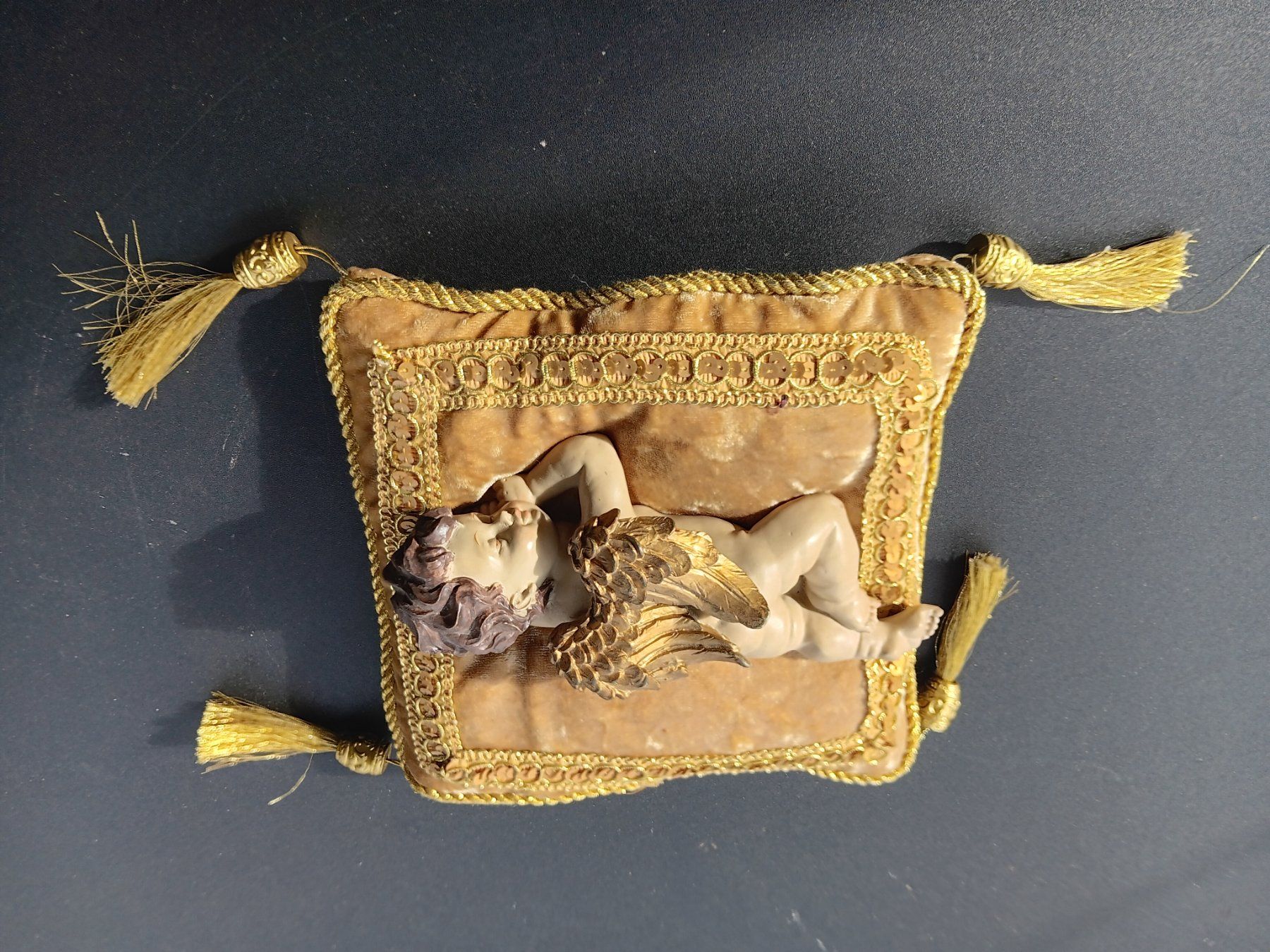 Tutte le decorazioni: Ange dormant décoratif sur coussin doré – Usato da pully venduto da gringoloko 2