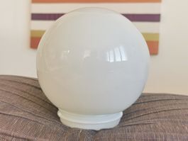 Alte historische Kugelleuchte, weiss, Glaskugel-Lampenschirm