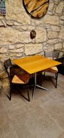 Tisch und zwei Stühle Set Holz Metall Rattan Sitzfläche