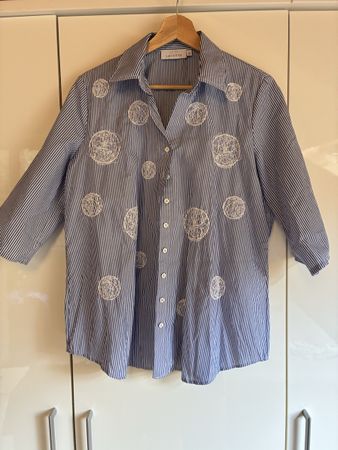 bestickte Bluse