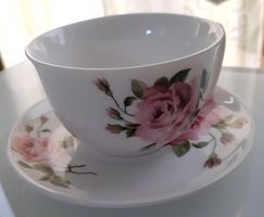 Vintage TEE- / KAKAO - Tasse  mit Rosendekor + Hutschachtel