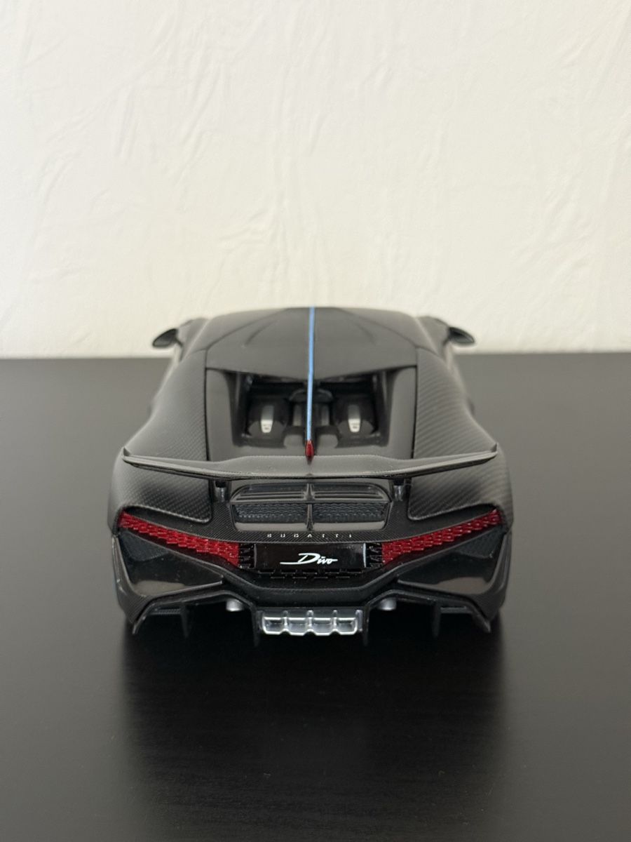 Bburago Voitures modèles: Bugatti Divo Carbon – Neuf (Voir description) à Steinhausen par Topmodelcarzug 1