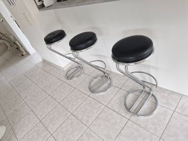 Barhocker mit schwarzem Lederbezug
