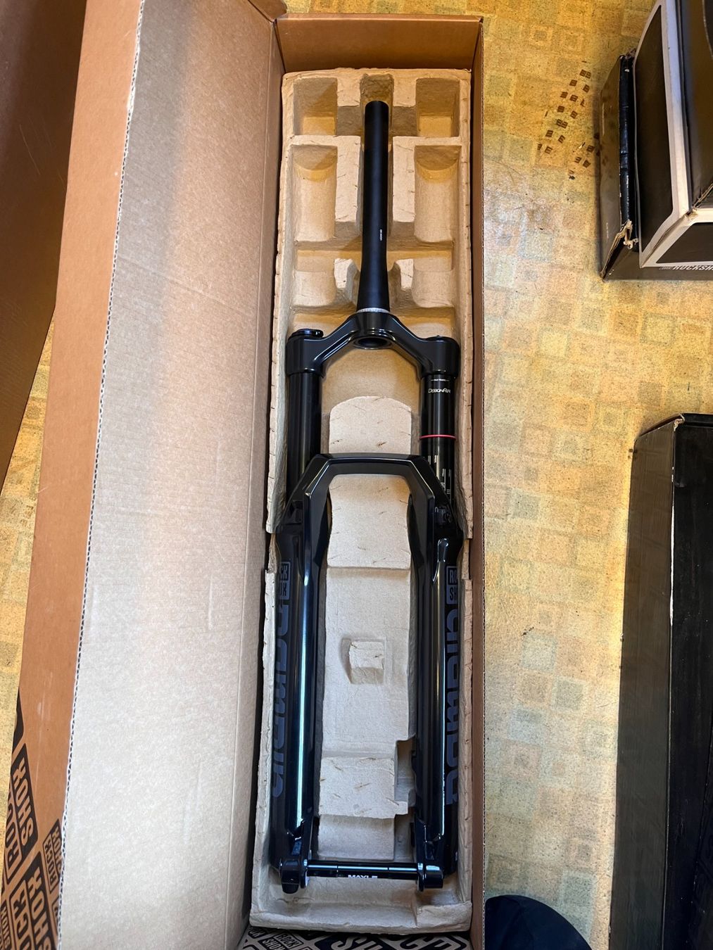 Rockshox Pezzi di ricambio: ROCKSHOX Domain RC 29 Boost 160mm 44offset – Nuovo e nell'imballaggio originale da Lauterbrunnen venduto da Imboden-Bike