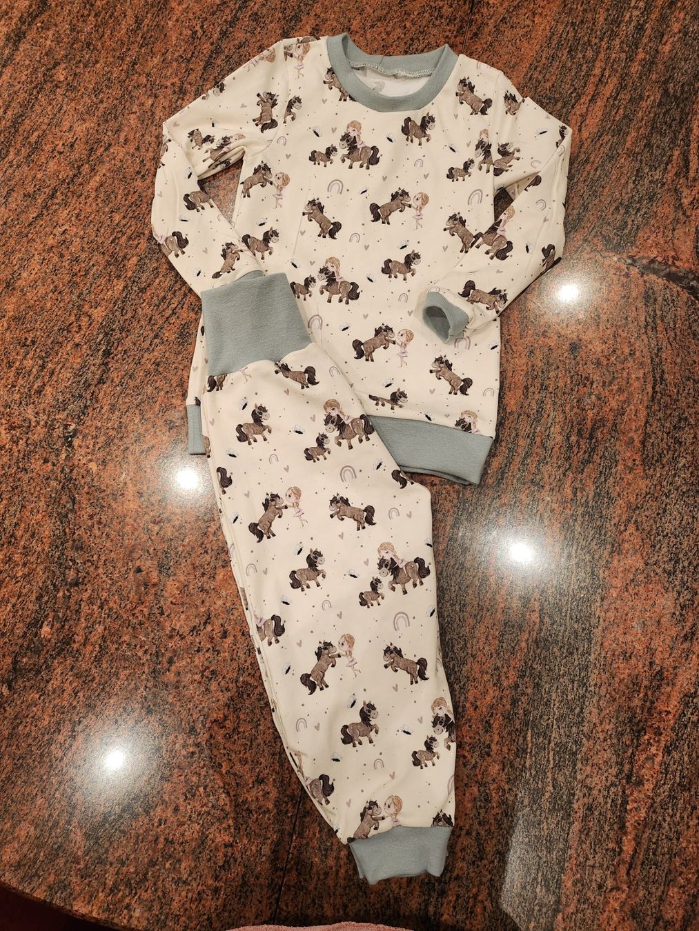 Pigiama & Simili: Pyjama mit Pferd/Regenbogen Gr. 98/104, handemade, neu – Nuovo (secondo la descrizione) da Othmarsingen venduto da pao_2xld 1