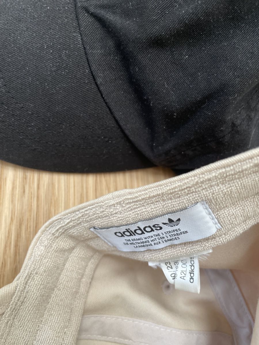 Altro in  Abbigliamento & Accessori: Two Baseball Caps Adidas and Black Cap Acceptable – Usato da Solothurn venduto da philippe_wehrli 1