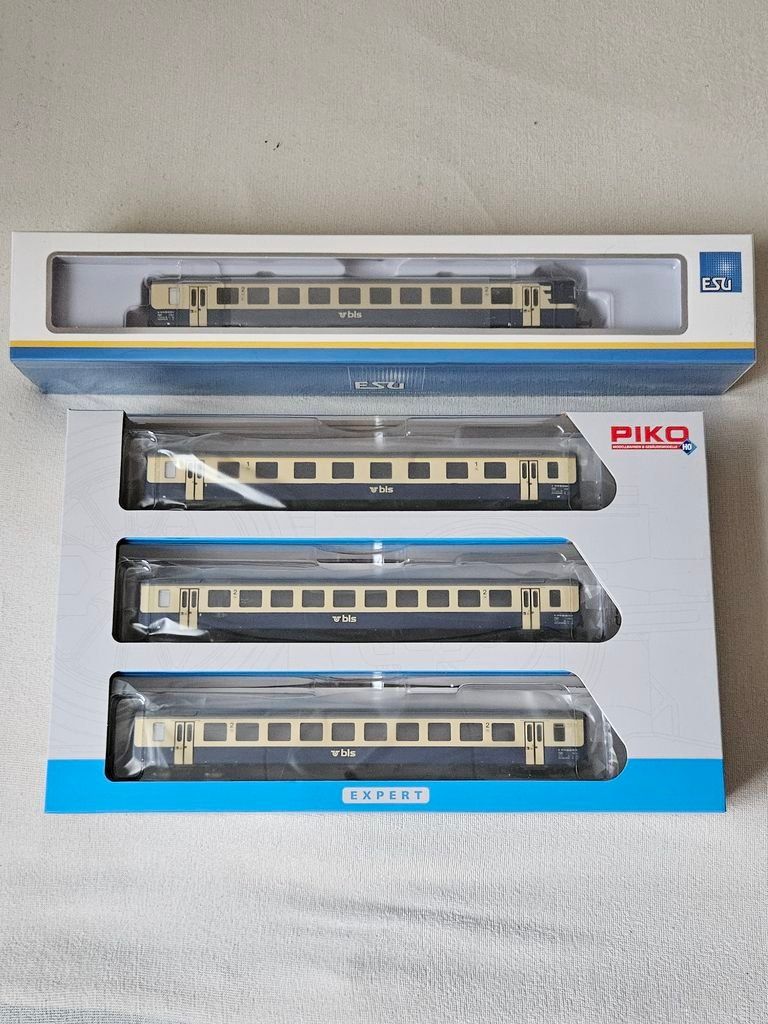 Modellini di ferrovie: BLS Wagen-Set 4-teilig mit Steuerwagen – Nuovo e nell'imballaggio originale da Othmarsingen venduto da Folken