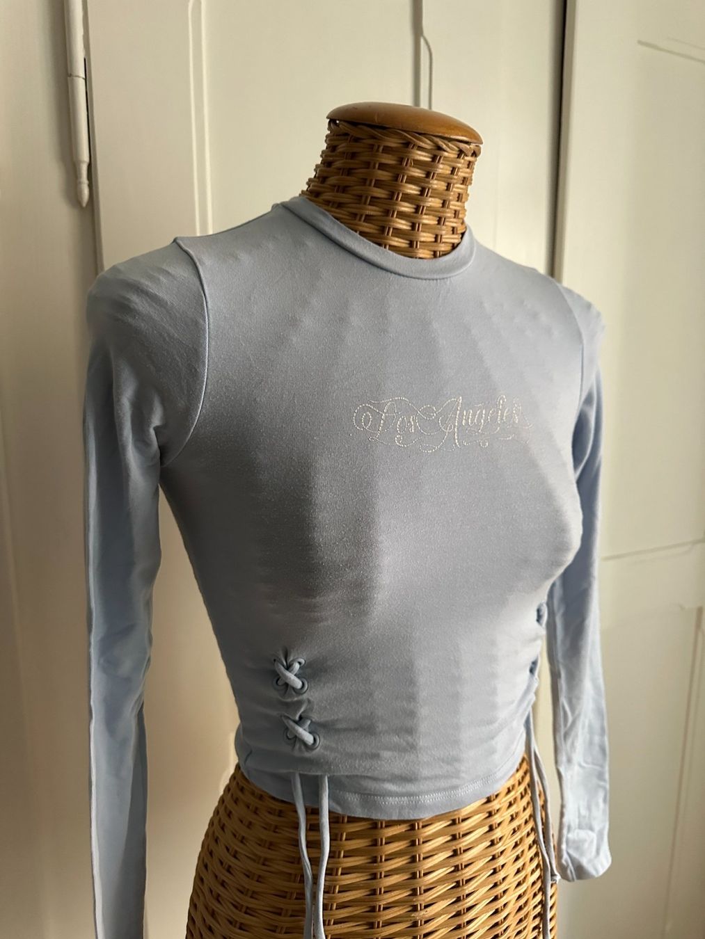 Bershka T-shirt: BERSHKA - Langarmshirt hellblau "Los Angeles" XS – Usato da Zürich venduto da Diazaio 1