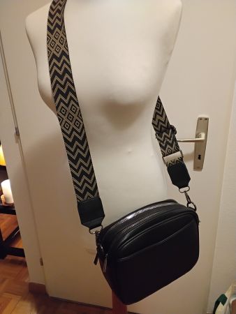 Sac bandoulière noir tendance avec bandoulière stylée!