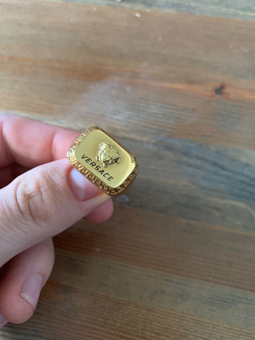 Versace Anelli: Versace Ring mit Verpackung wie Neu – Nuovo (secondo la descrizione) da Solothurn venduto da CityNordMarketplace