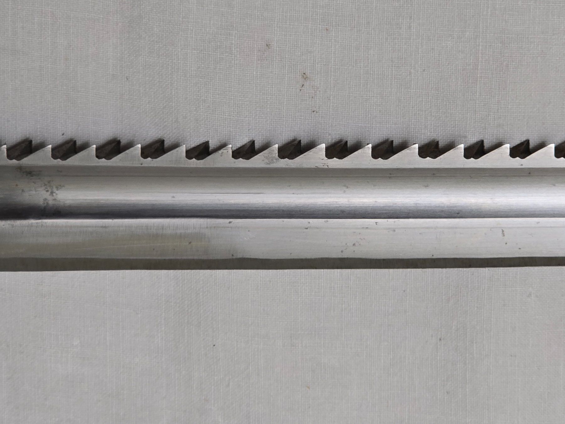 Schweizer Armee Stichwaffen: Bajonett mit Sägerücken, mit Gurt – Gebraucht aus Uster von  7