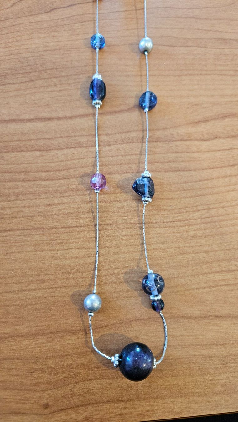 Catenine: Lunga collana con perle di vetro colorato – Usato da Melano venduto da H-Sara