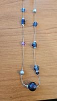 Lunga collana con perle di vetro colorato