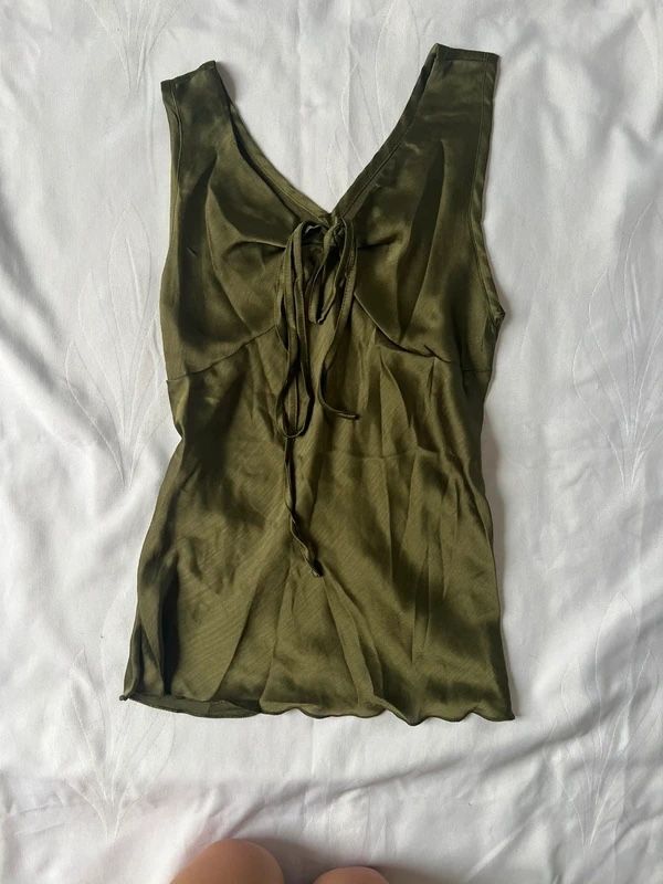 Top: Tailliertes Top in Khaki – Nuovo (secondo la descrizione) da Bözberg venduto da Regula-Meier
