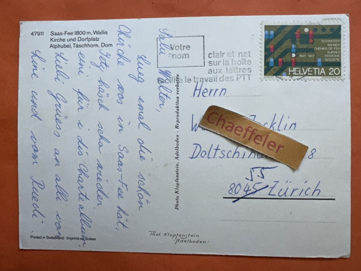 Cartoline postali: 1972 Saas-Fee Wallis Kirche und Dorfplatz – Usato da Zürich venduto da Chaeffeler 1