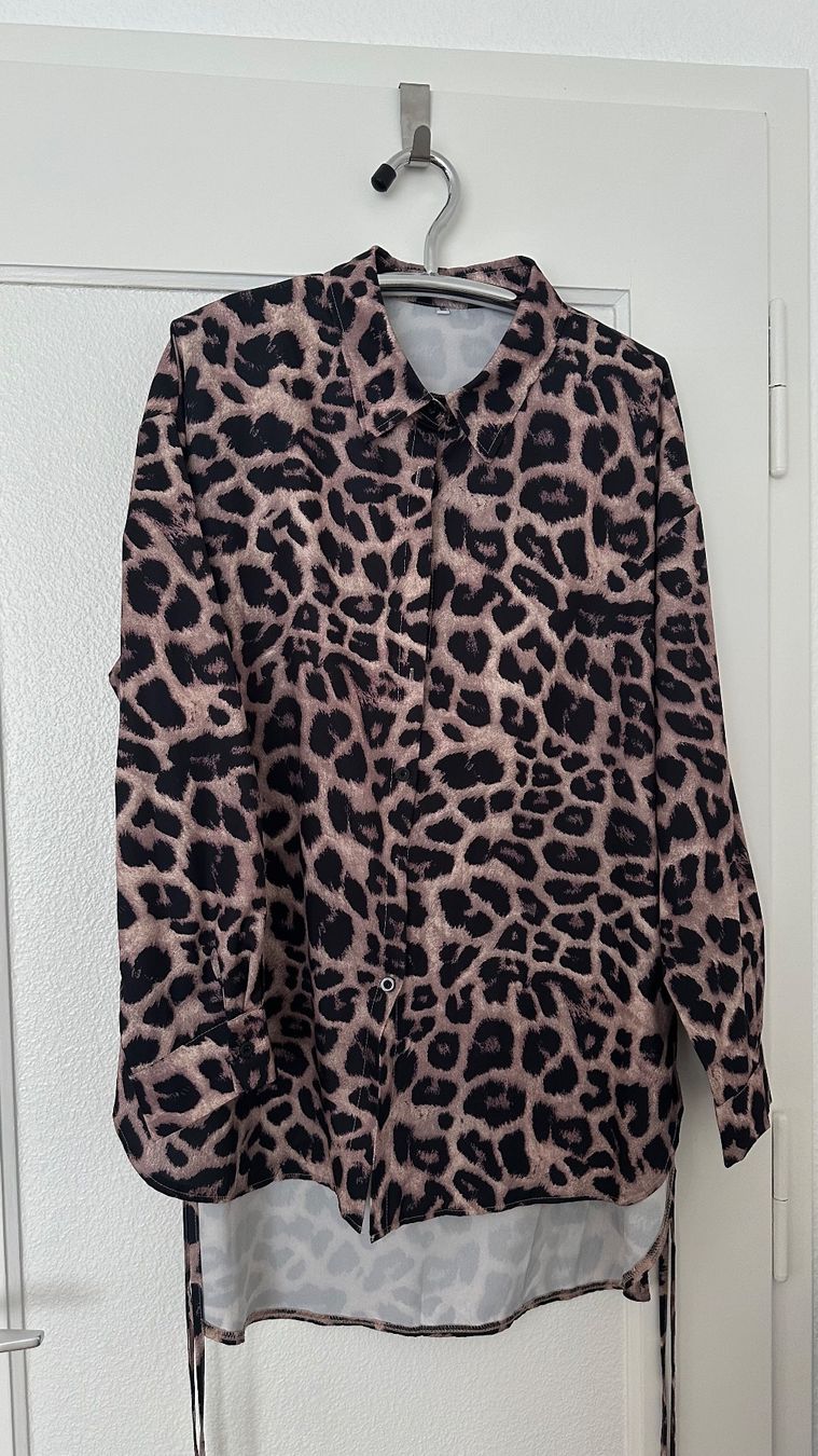 Shein Blusen: Chemise longue à motif léopard – Gebraucht aus Biel/Bienne von lor_7yjm