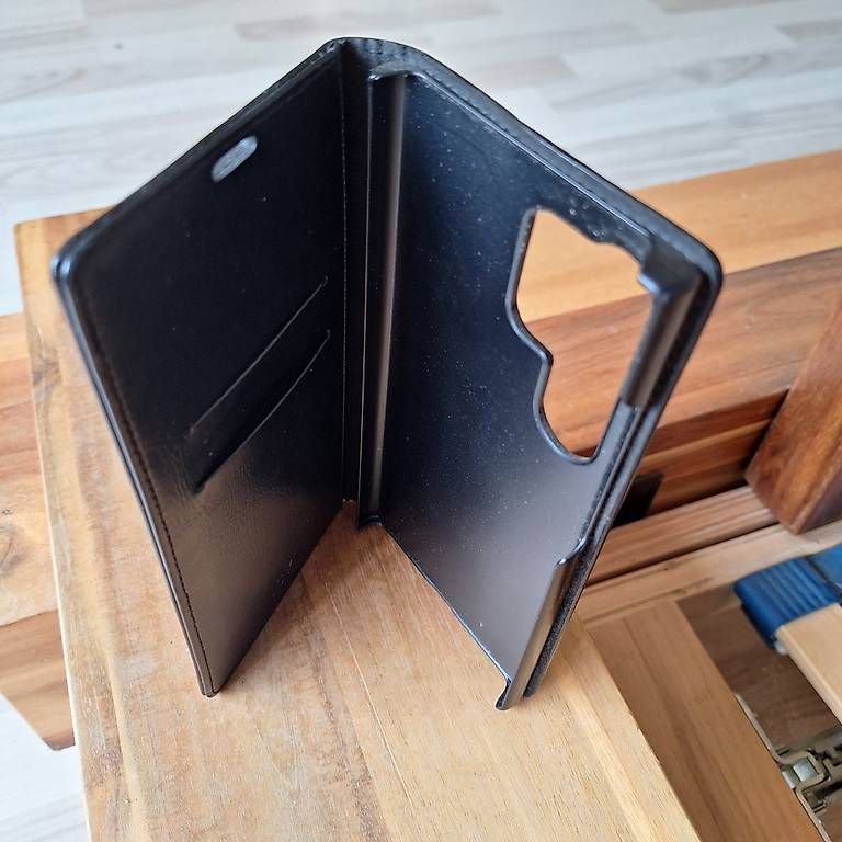 Samsung Cover & Protezioni schermo: Galaxy S24 Cover Leder schwarz – Usato da Ermatingen venduto da arr_7yxq