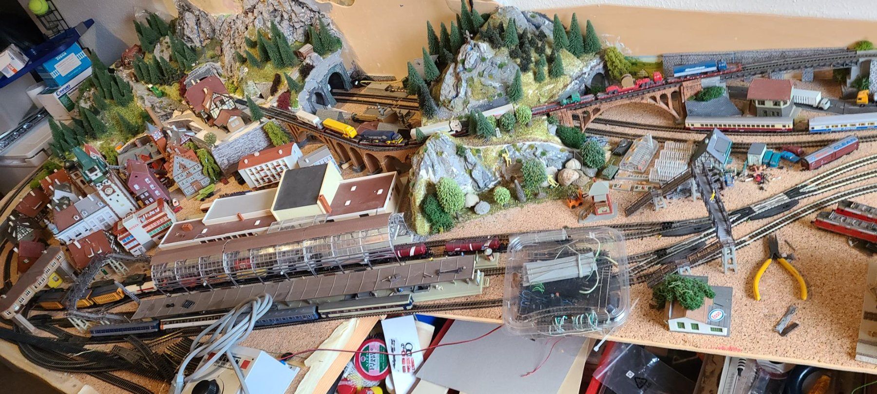 Roco Modelleisenbahnen: Modelleisenbahn-Anlage – Gebraucht aus Winterthur von Wule 2