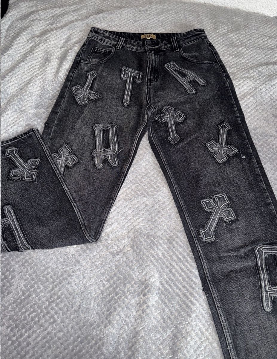 Jeans: JEANS NOIR MOTIFS CROIX – Gebraucht aus Aigle von ama_n8k2 1