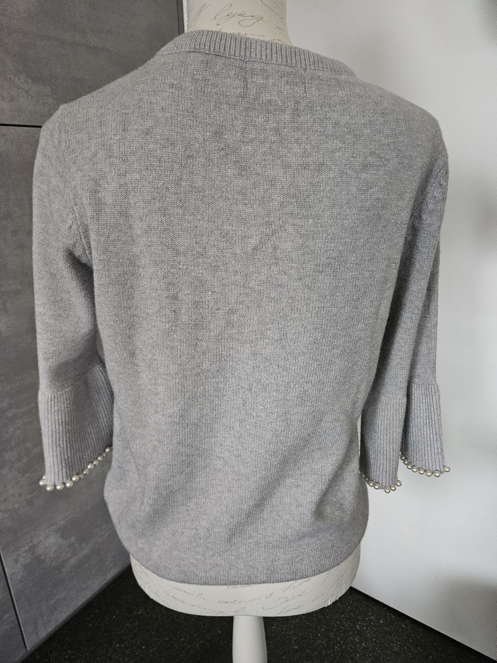 Pullover & Sweatshirts: Pullover grau mit Perlenbesatz an Ärmeln  – Neu (gemäss Beschreibung) aus Anwil von tamoos 2