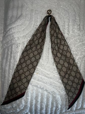 GUCCI Seidenschal mit GG Logo Anhänger gestreift Rot Grün