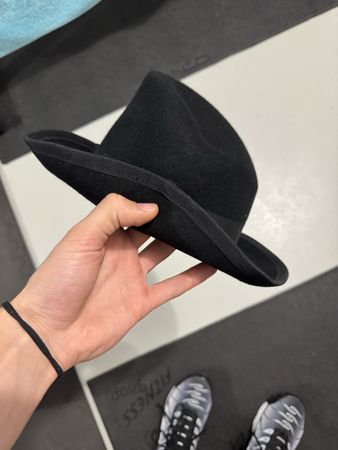 Elegante schwarze Hut-Mütze – Ein toller Sommer-Look!