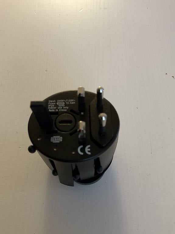 Laufwerke & Adapter: Reiseadapter Pro World – Gebraucht aus Abtwil SG von Riono-01 1