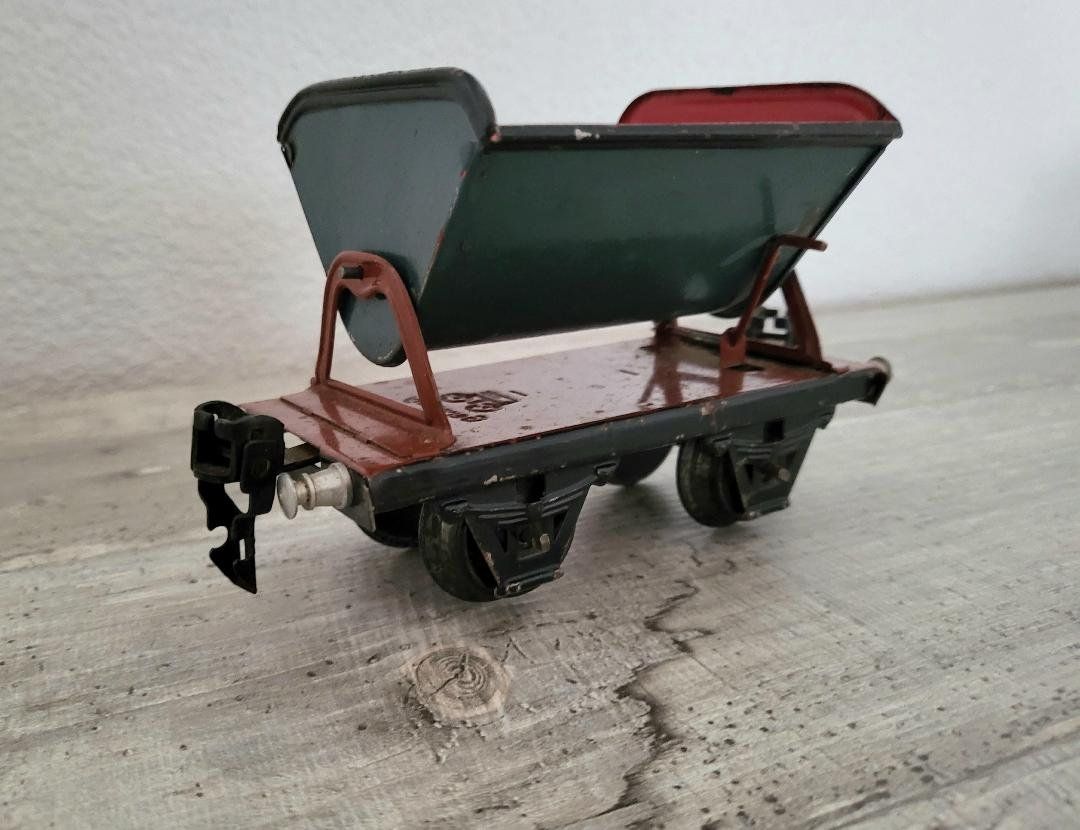 Märklin Modelleisenbahnen: Märklin Spur 0 Güterwagen 1972/0 Kipplore rot – Gebraucht aus Dielsdorf von  3