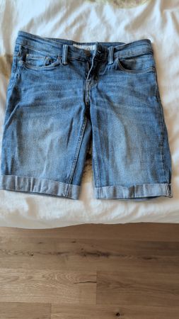 kurze Jeans Hose