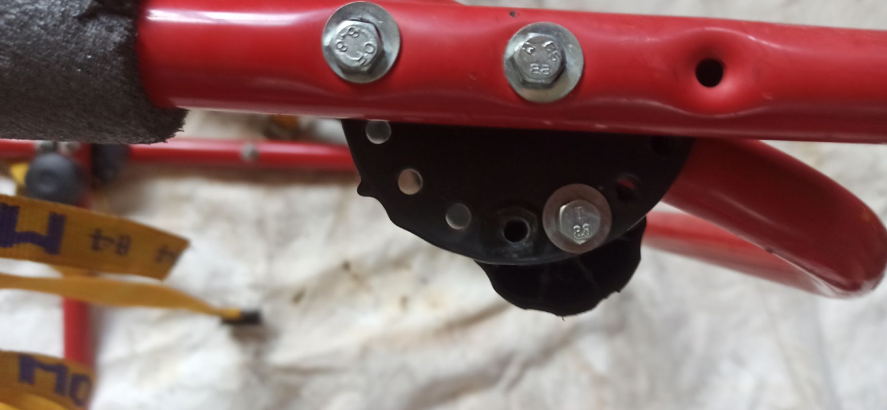 Ersatzteile: Porte-vélo rouge réglable  – Gebraucht aus Leysin von mostroboy 4