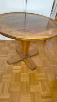 Runder Holztisch