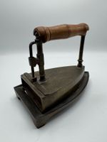 Antikes Bügeleisen, Messing mit Holzgriff