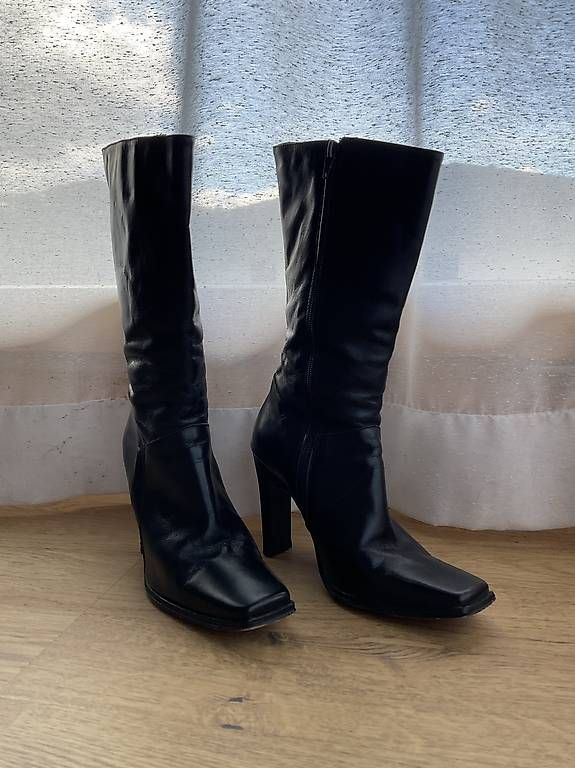 Chaussures femmes: Bottes, taille 36.  – D'occasion à Châbles FR par ebullet 1
