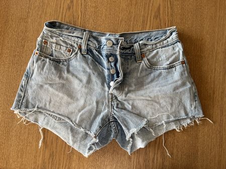 Short Levi's vintage authentique, taille 27, super look!