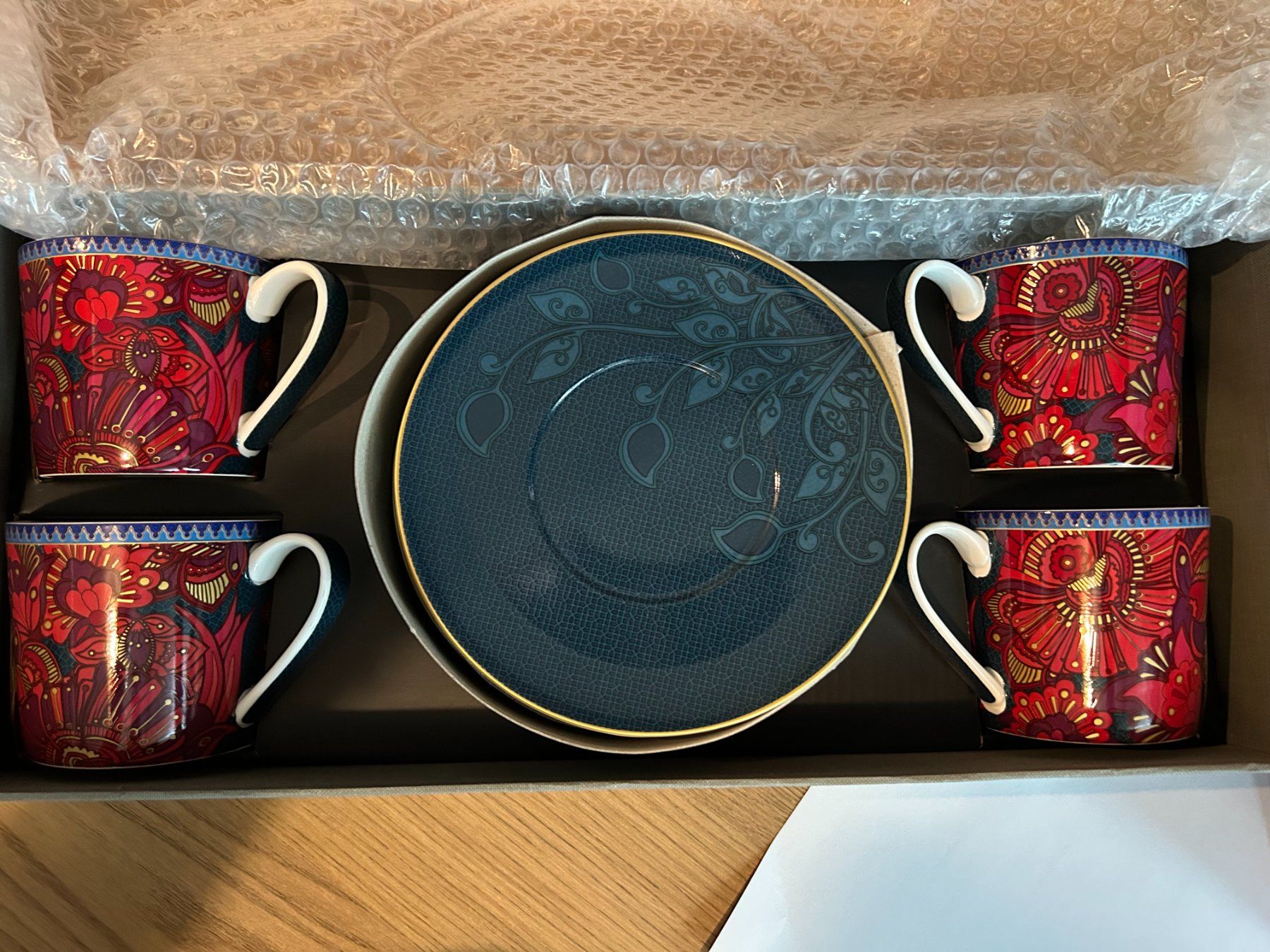 Set di piatti: NEW - Complete Tea Set in Porcelain – Nuovo e nell'imballaggio originale da Zürich venduto da aygo_a 1
