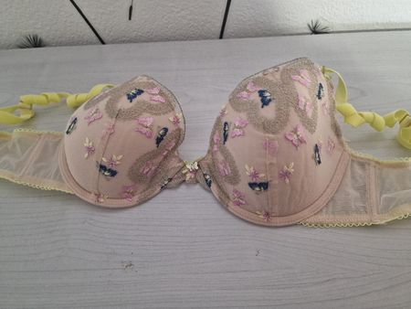 Neuer, ungetragener BH, Grösse 75B, mit Stickereien!
