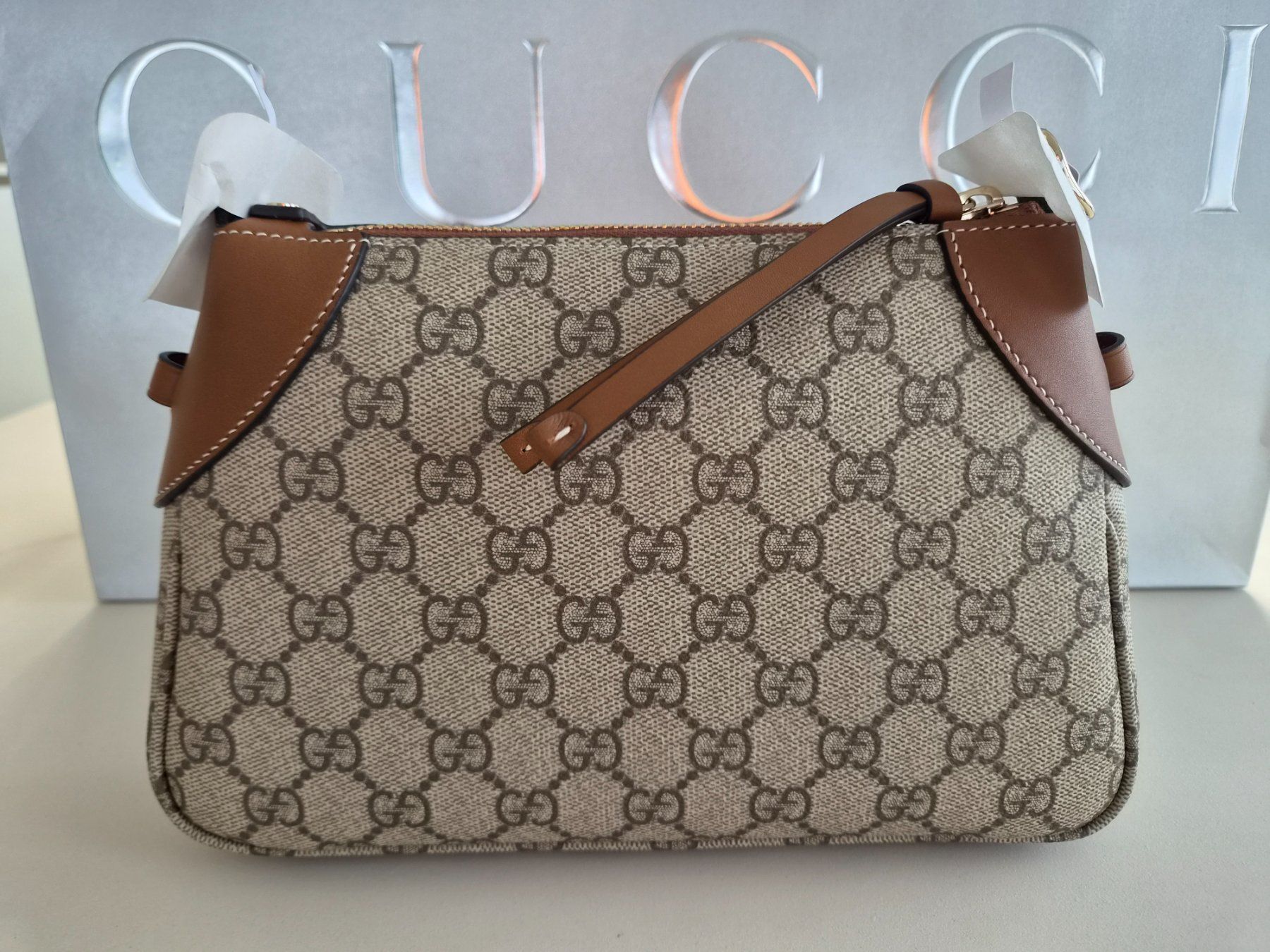Gucci Borse da donna: New !  Gucci Emblem Shoulder Bag – Nuovo e nell'imballaggio originale da Oberrohrdorf venduto da RosePourpre 8