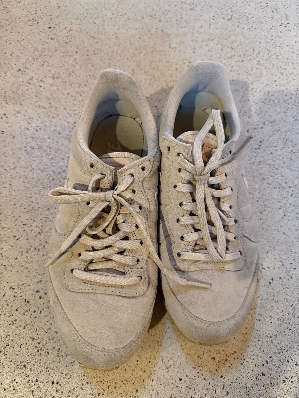 Nike Scarpe da donna: Nike Schuhe beige Gr 37.5 gebraucht – Usato da Schlieren venduto da Shark1905 1