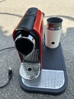 Nespresso Essenza rote Kaffeemaschine mit Milchschäumer