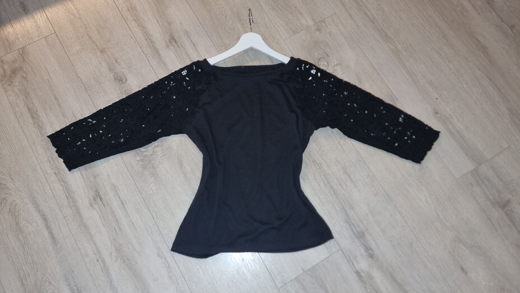 Pullover & Sweatshirts: Schwarzes Shirt mit Spitzenärmeln Grösse S – Gebraucht aus Wigoltingen von Zuckerfee84