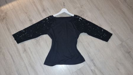 Schwarzes Shirt mit Spitzenärmeln Grösse S