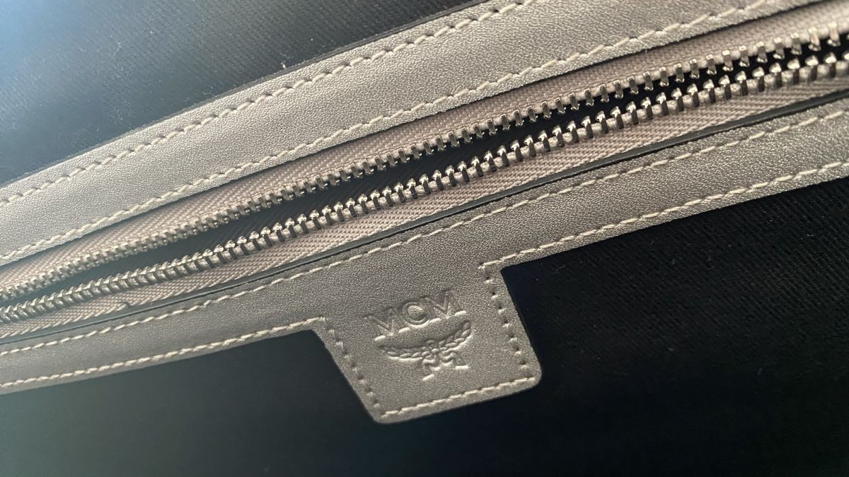 Mcm Borse da donna: MCM Clutch Silver Leather Visetos – Nuovo (secondo la descrizione) da Walchwil venduto da Finibaci 2