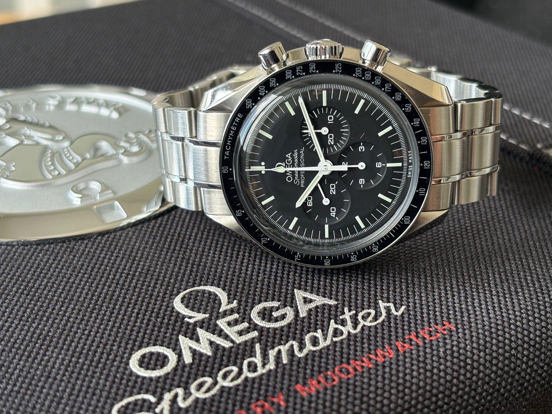 Omega Uhren: OMEGA Speedmaster Professional Moonwatch – Gebraucht aus Birsfelden von Mynos