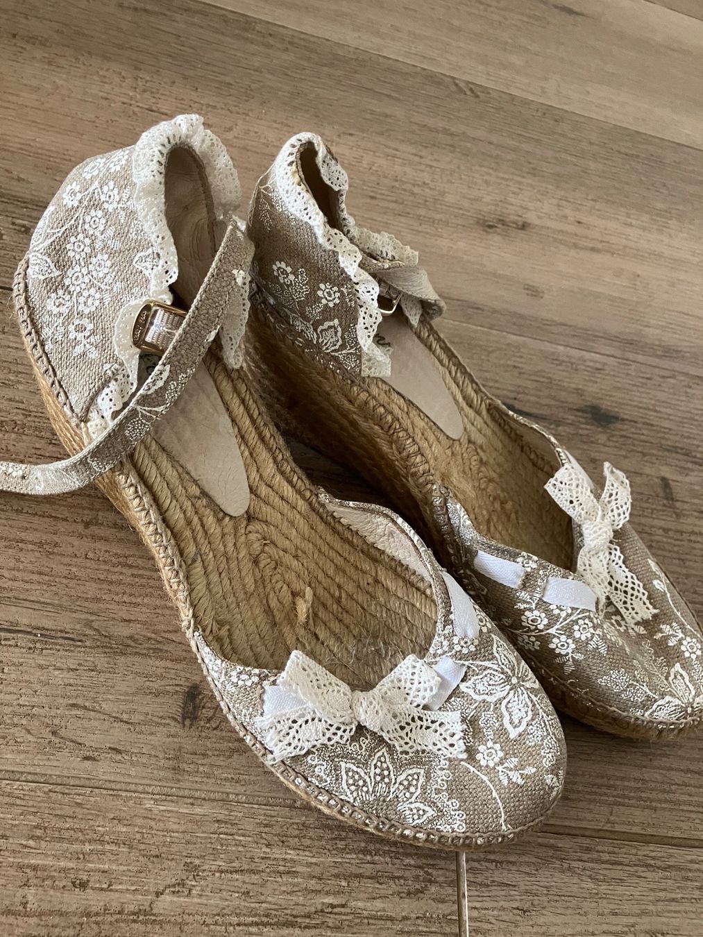 Scarpe da donna: Sandalen mit Keilabsatz Gr 41 – Usato da Büetigen venduto da Baxi87