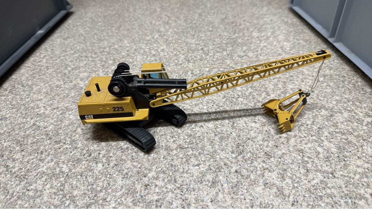 Caterpillar Kit di modellismo & Modellini statici: Caterpillar 225 Raupenbagger, Modellbau – Difettoso da Wettingen venduto da Haewi
