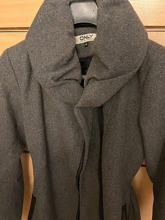 Cappotti: Cappotto corto grigio – Usato da Jona venduto da sen_vd8v 1