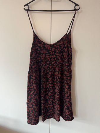 Sommerliches Trägerkleid schwarz mit rostrotem Blumenprint S