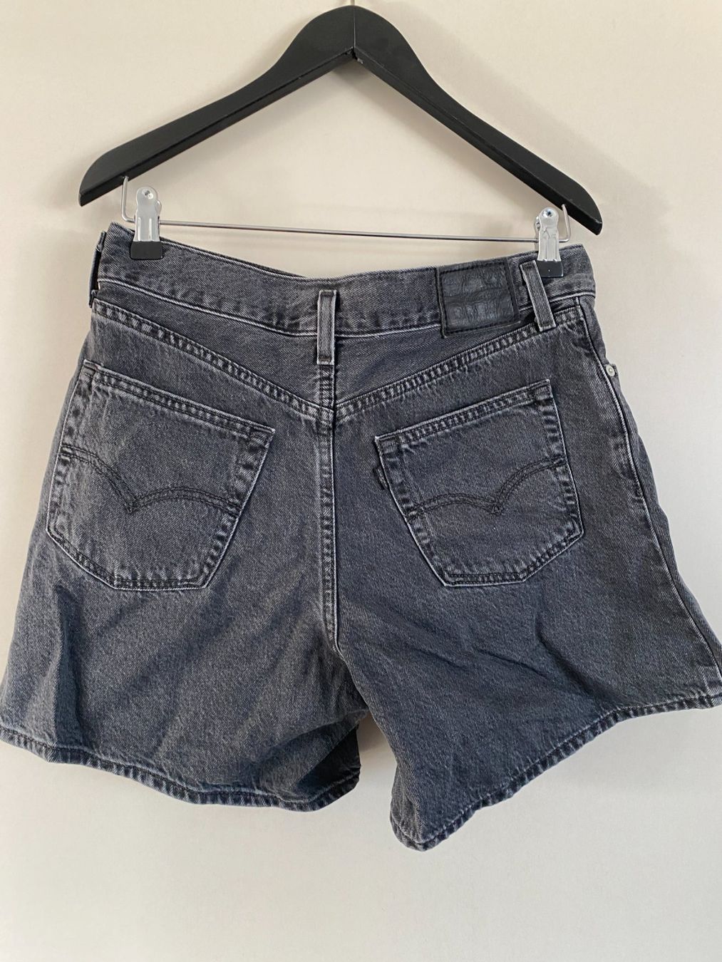 Levi's Jeans: Denim/jeans Shorts Levi's Schwarz – Usato da Zürich venduto da Pianodunst 1