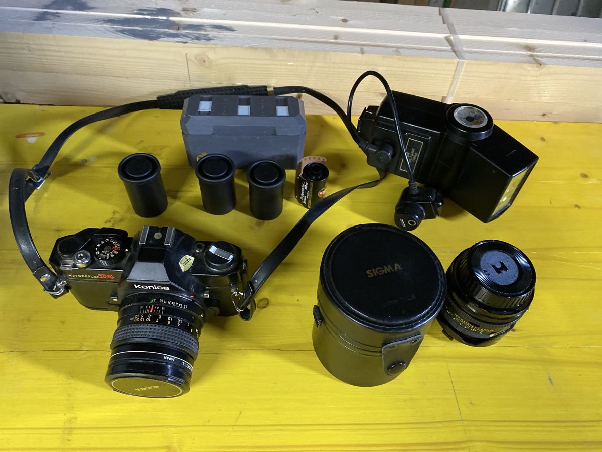 Konica Fotocamera: Konica Autoreflex T4 + Sigma objectif & Flash - Vintage! – Usato da Renan BE venduto da Pcapsule 4